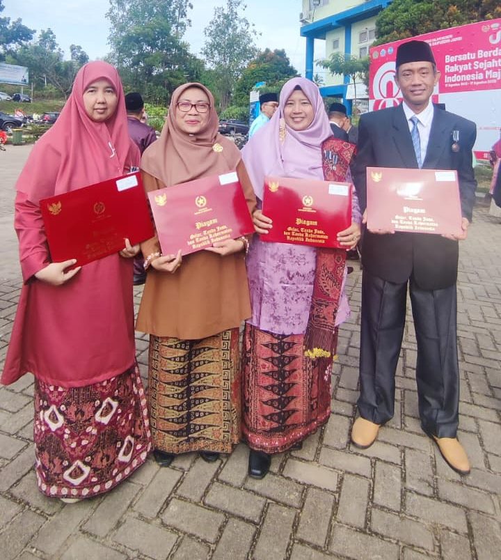 Civitas Akademika FAH Ikut Upacara HUT RI Ke-80 di Halaman Rektorat UIN STS Jambi