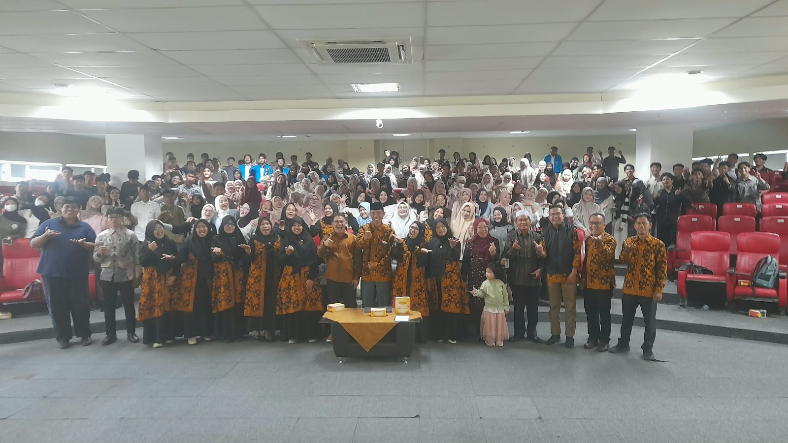Fakultas Adab dan Humaniora Dorong Mahasiswa Tembus Batas Realitas dengan Jati Diri Adab dan Budaya.