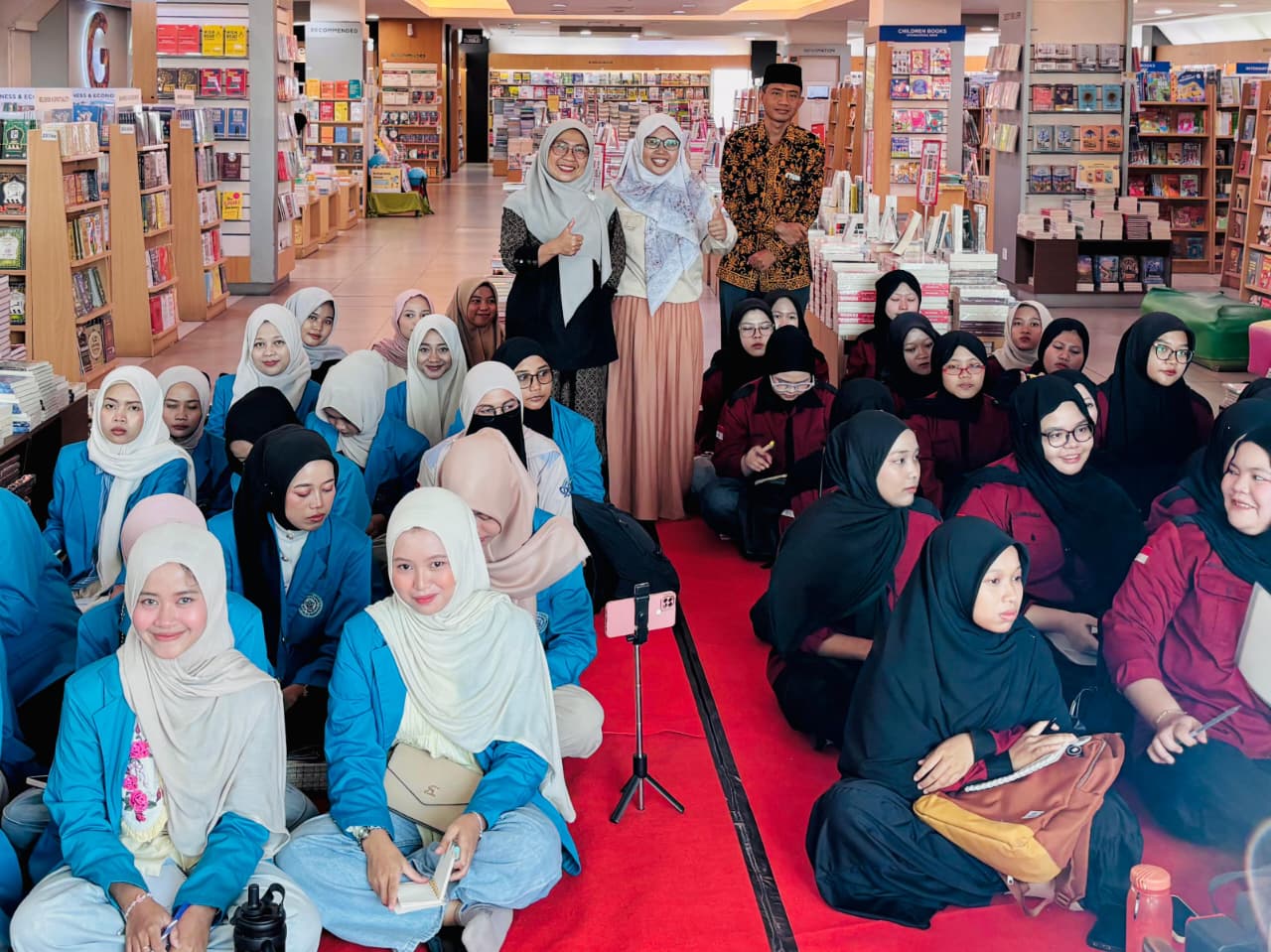 “Bangkitkan Budaya Literasi: Laboratorium dan Perpustakaan Fakultas Adab & Humaniora Gandeng Penulis Gramedia, 50 Mahasiswa Sastra Asah Pena”
